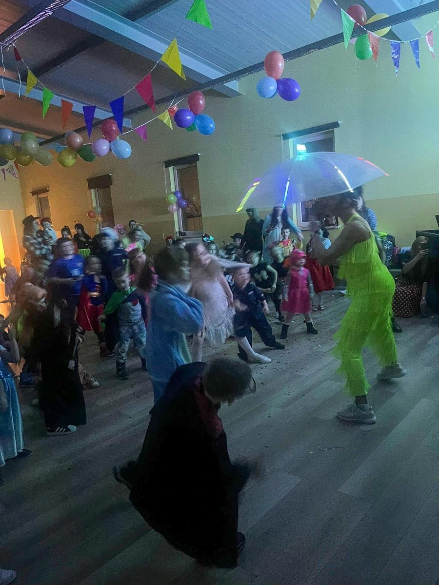 Zdjęcie w galerii na portalu naszraciborz.pl: Bajkowy bal karnawałowy w Pietrowicach Wielkich przyciągnął tłumy najmłodszych wiadomości z regionu