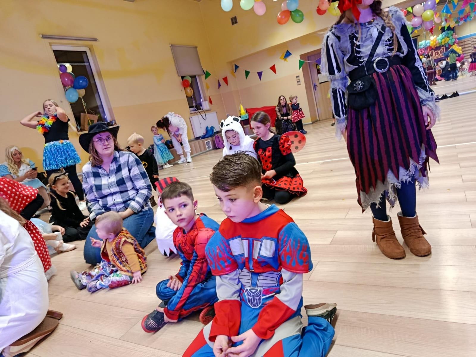 Zdjęcie w galerii na portalu naszraciborz.pl: Bajkowy bal karnawałowy w Pietrowicach Wielkich przyciągnął tłumy najmłodszych wiadomości z regionu