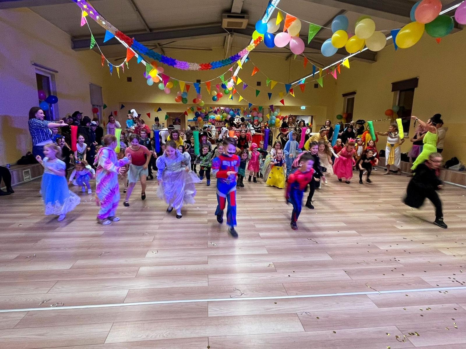 Zdjęcie w galerii na portalu naszraciborz.pl: Bajkowy bal karnawałowy w Pietrowicach Wielkich przyciągnął tłumy najmłodszych wiadomości z regionu