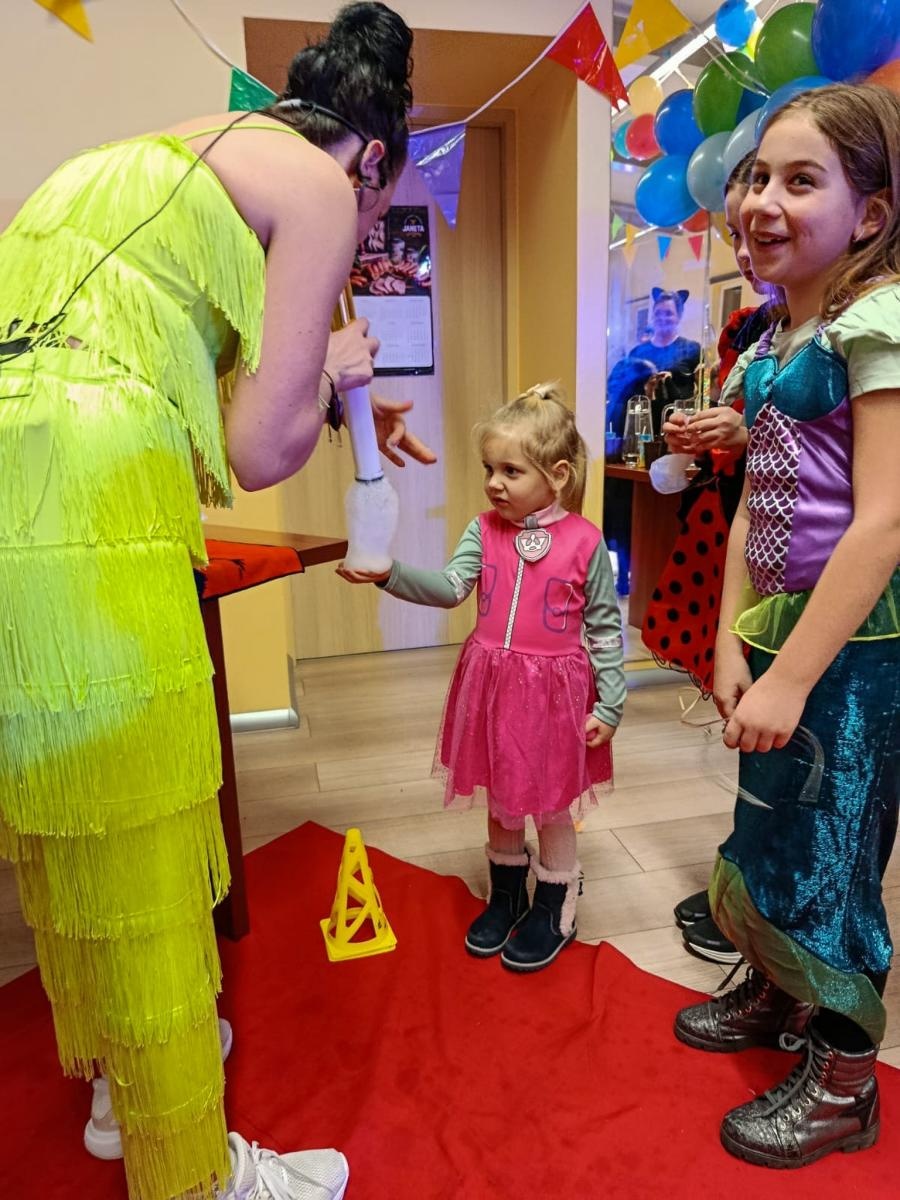 Zdjęcie w galerii na portalu naszraciborz.pl: Bajkowy bal karnawałowy w Pietrowicach Wielkich przyciągnął tłumy najmłodszych wiadomości z regionu