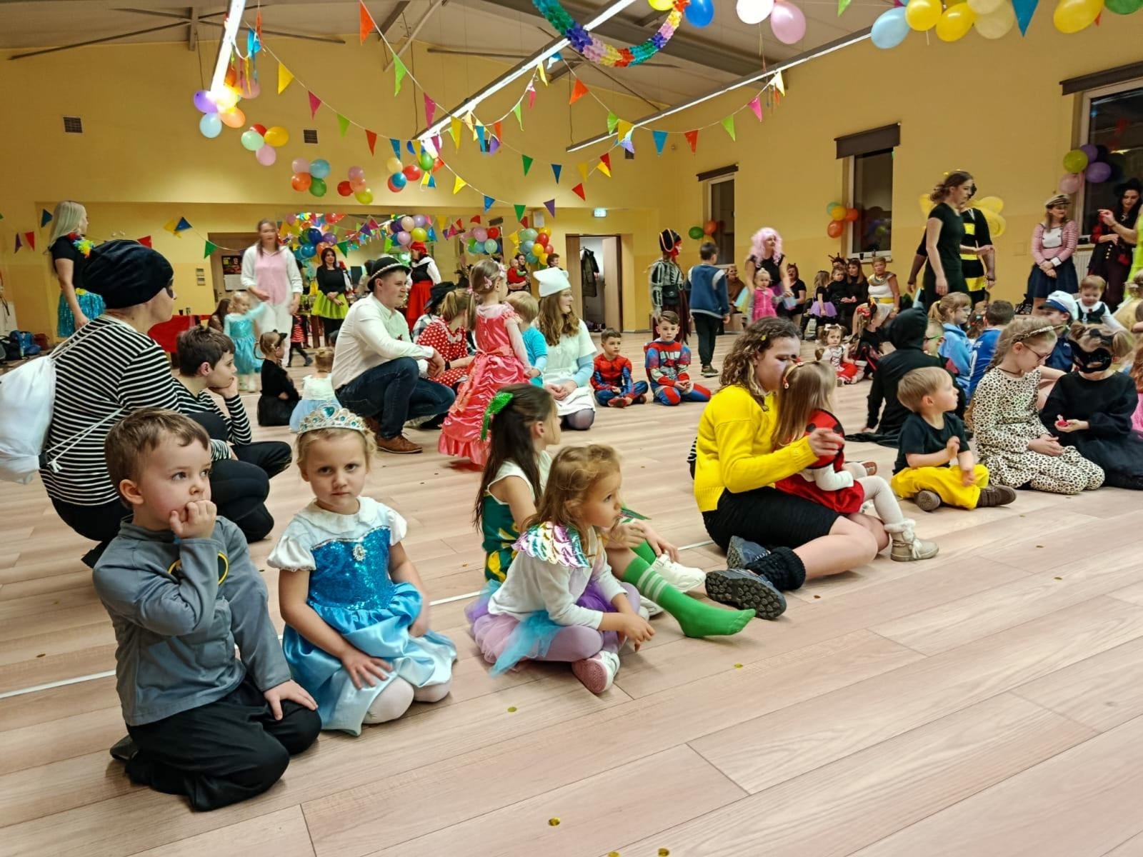 Zdjęcie w galerii na portalu naszraciborz.pl: Bajkowy bal karnawałowy w Pietrowicach Wielkich przyciągnął tłumy najmłodszych wiadomości z regionu