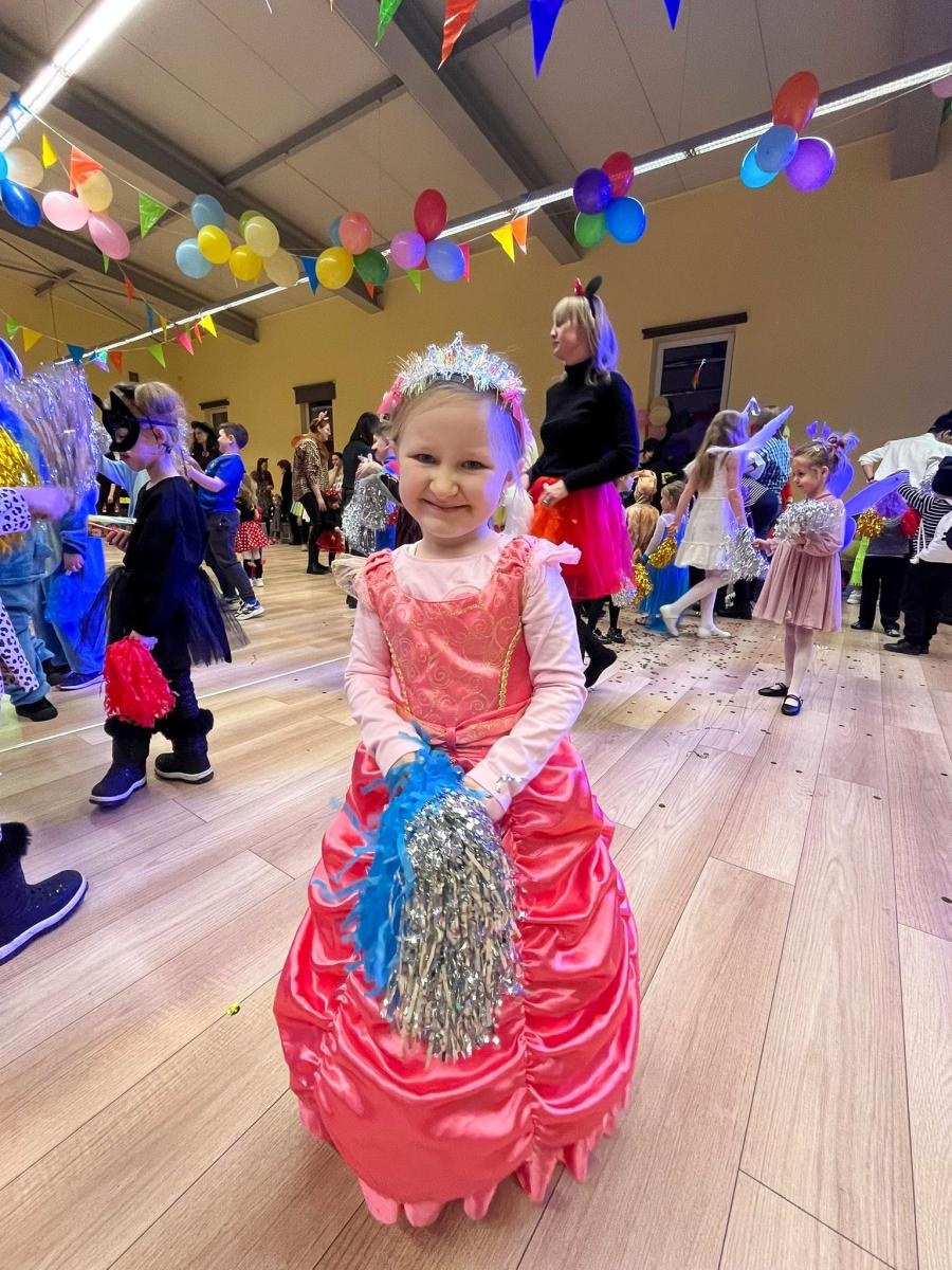 Zdjęcie w galerii na portalu naszraciborz.pl: Bajkowy bal karnawałowy w Pietrowicach Wielkich przyciągnął tłumy najmłodszych wiadomości z regionu