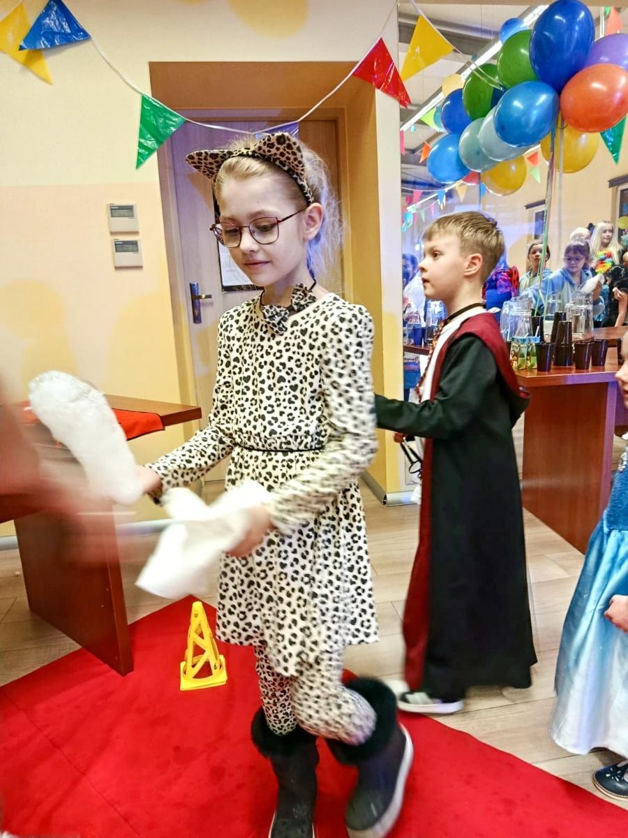 Zdjęcie w galerii na portalu naszraciborz.pl: Bajkowy bal karnawałowy w Pietrowicach Wielkich przyciągnął tłumy najmłodszych wiadomości z regionu