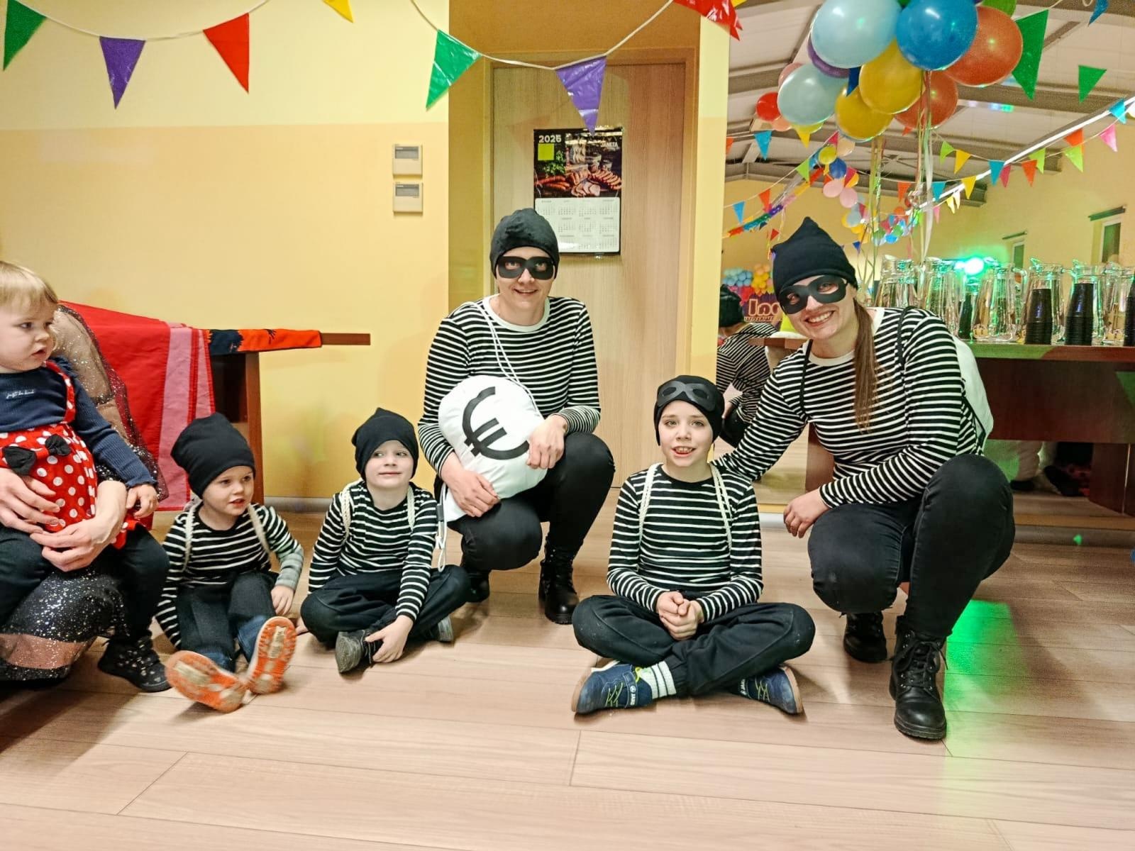 Zdjęcie w galerii na portalu naszraciborz.pl: Bajkowy bal karnawałowy w Pietrowicach Wielkich przyciągnął tłumy najmłodszych wiadomości z regionu