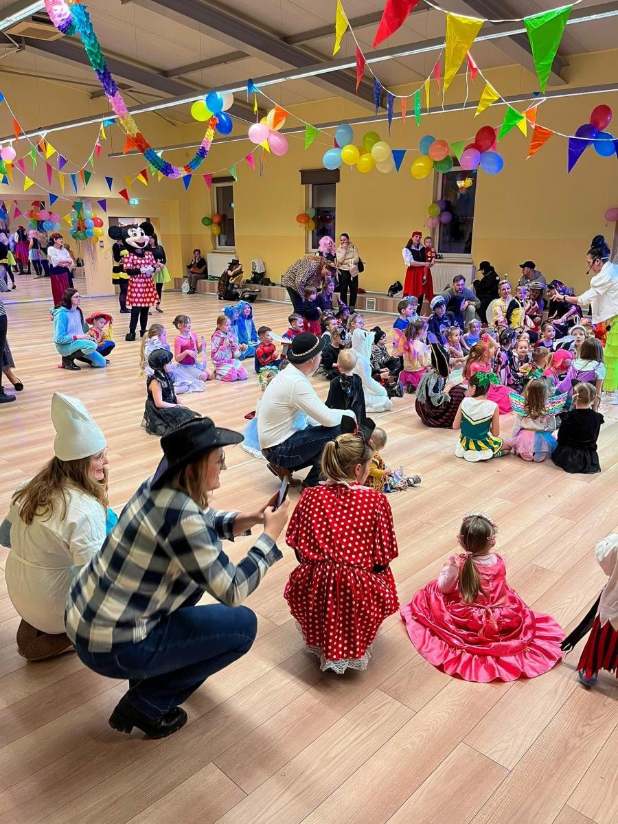 Zdjęcie w galerii na portalu naszraciborz.pl: Bajkowy bal karnawałowy w Pietrowicach Wielkich przyciągnął tłumy najmłodszych wiadomości z regionu