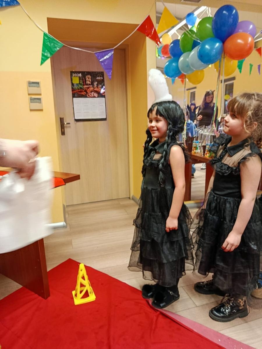 Zdjęcie w galerii na portalu naszraciborz.pl: Bajkowy bal karnawałowy w Pietrowicach Wielkich przyciągnął tłumy najmłodszych wiadomości z regionu