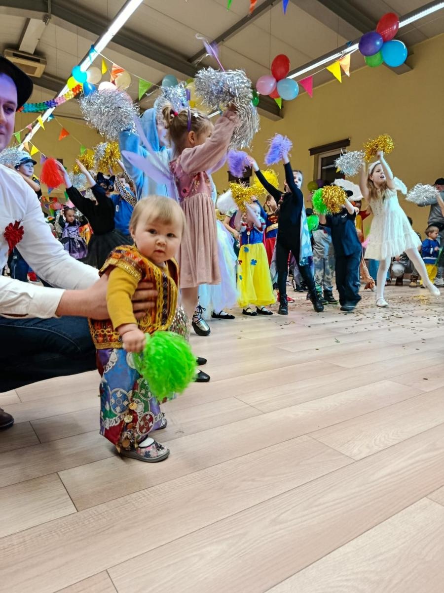 Zdjęcie w galerii na portalu naszraciborz.pl: Bajkowy bal karnawałowy w Pietrowicach Wielkich przyciągnął tłumy najmłodszych wiadomości z regionu