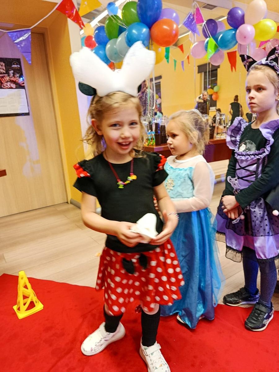 Zdjęcie w galerii na portalu naszraciborz.pl: Bajkowy bal karnawałowy w Pietrowicach Wielkich przyciągnął tłumy najmłodszych wiadomości z regionu