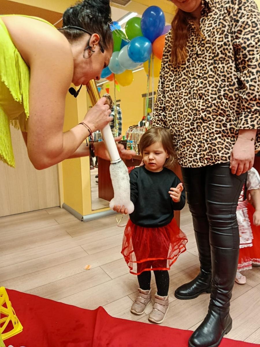 Zdjęcie w galerii na portalu naszraciborz.pl: Bajkowy bal karnawałowy w Pietrowicach Wielkich przyciągnął tłumy najmłodszych wiadomości z regionu