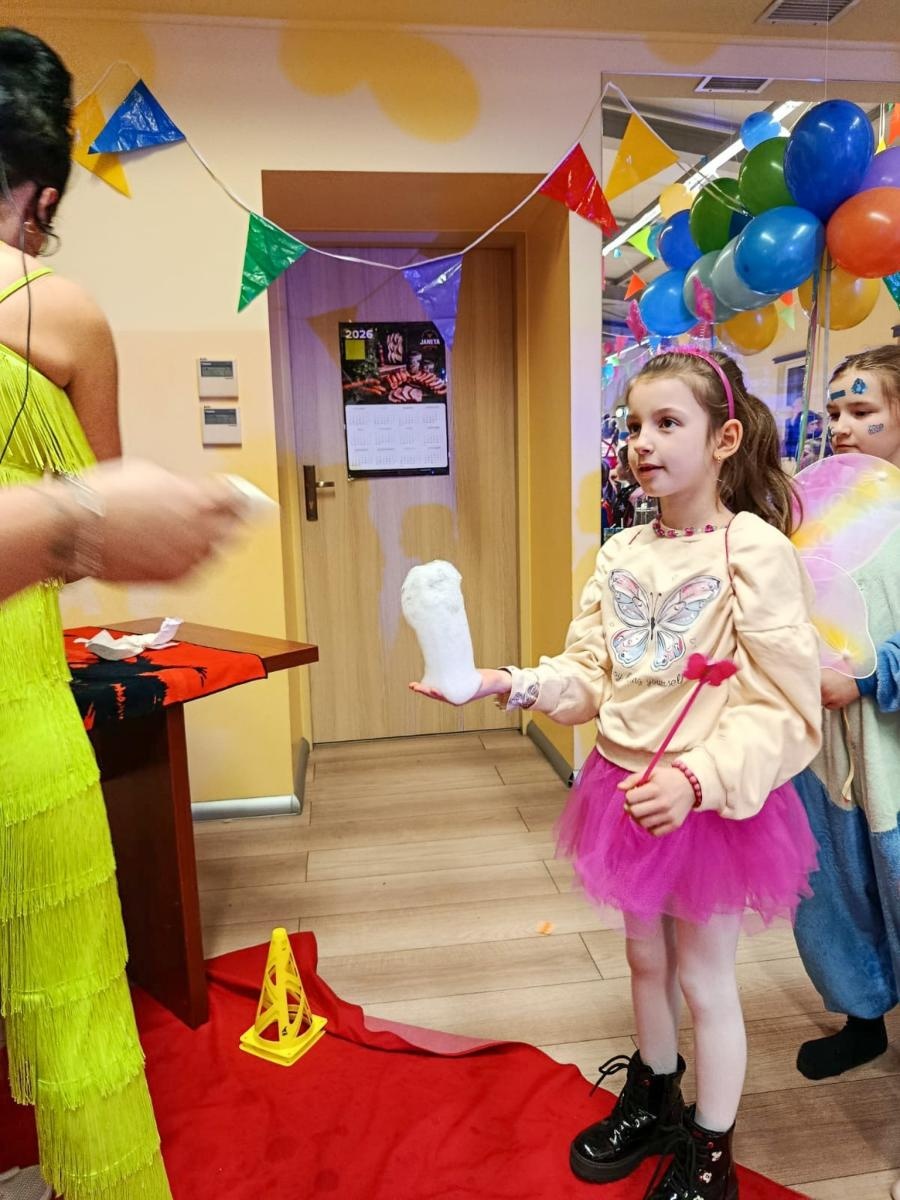 Zdjęcie w galerii na portalu naszraciborz.pl: Bajkowy bal karnawałowy w Pietrowicach Wielkich przyciągnął tłumy najmłodszych wiadomości z regionu