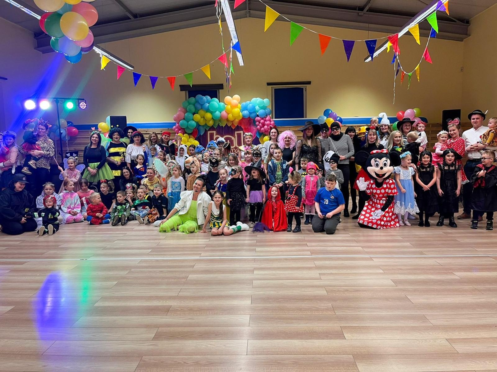 Zdjęcie w galerii na portalu naszraciborz.pl: Bajkowy bal karnawałowy w Pietrowicach Wielkich przyciągnął tłumy najmłodszych wiadomości z regionu