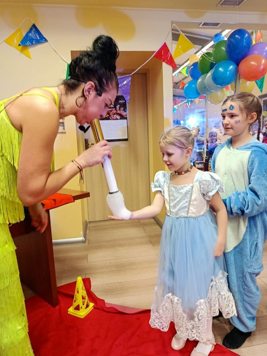 Zdjęcie w galerii na portalu naszraciborz.pl: Bajkowy bal karnawałowy w Pietrowicach Wielkich przyciągnął tłumy najmłodszych wiadomości z regionu