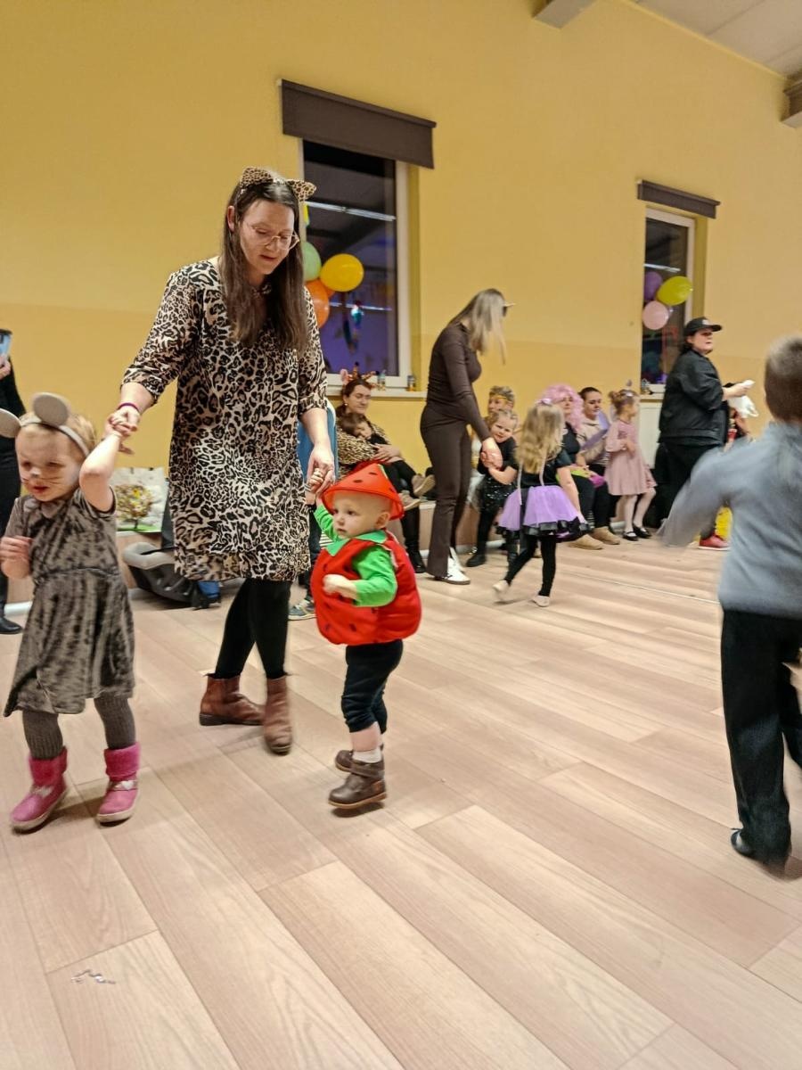 Zdjęcie w galerii na portalu naszraciborz.pl: Bajkowy bal karnawałowy w Pietrowicach Wielkich przyciągnął tłumy najmłodszych wiadomości z regionu