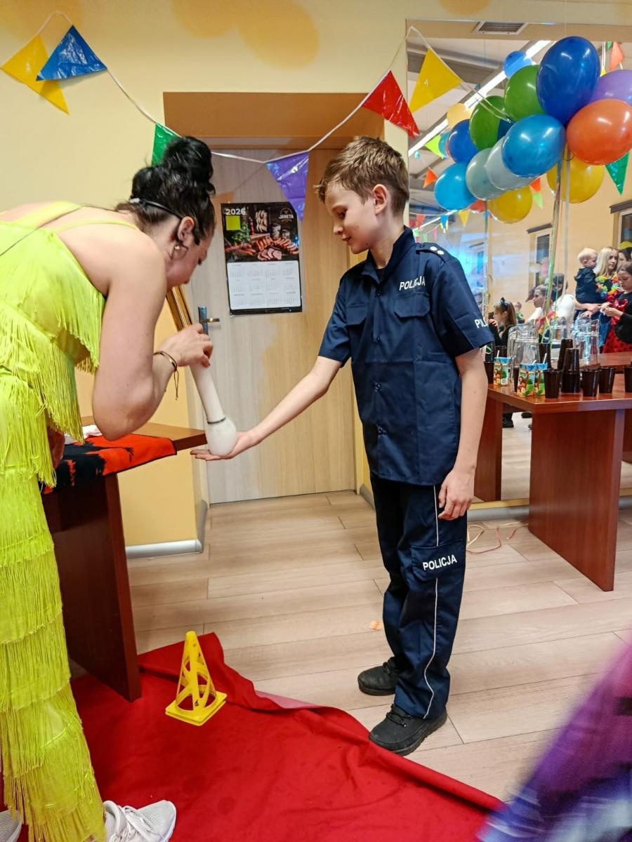 Zdjęcie w galerii na portalu naszraciborz.pl: Bajkowy bal karnawałowy w Pietrowicach Wielkich przyciągnął tłumy najmłodszych wiadomości z regionu