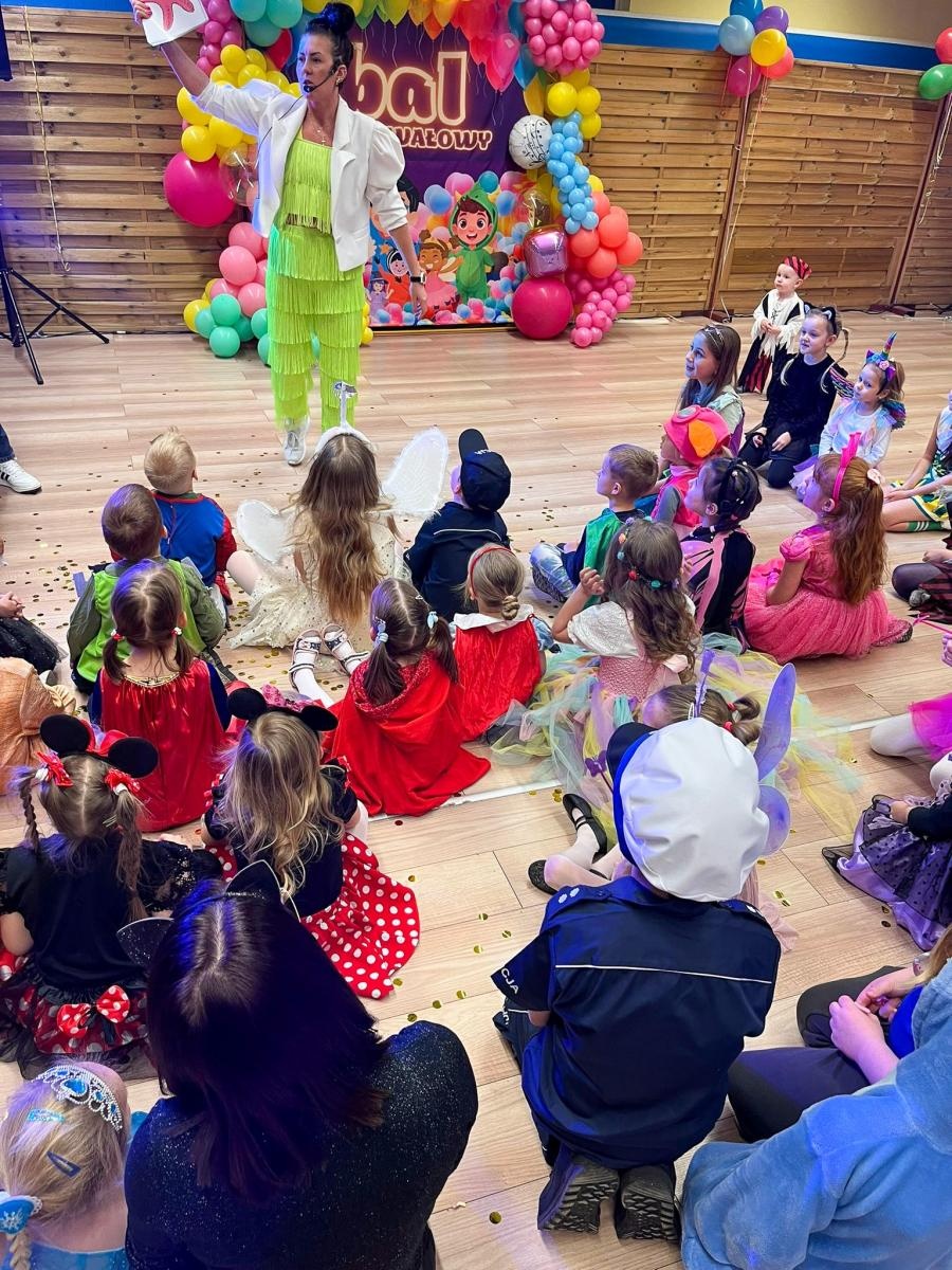 Zdjęcie w galerii na portalu naszraciborz.pl: Bajkowy bal karnawałowy w Pietrowicach Wielkich przyciągnął tłumy najmłodszych wiadomości z regionu