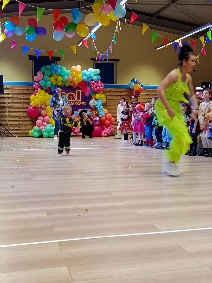 Zdjęcie w galerii na portalu naszraciborz.pl: Bajkowy bal karnawałowy w Pietrowicach Wielkich przyciągnął tłumy najmłodszych wiadomości z regionu