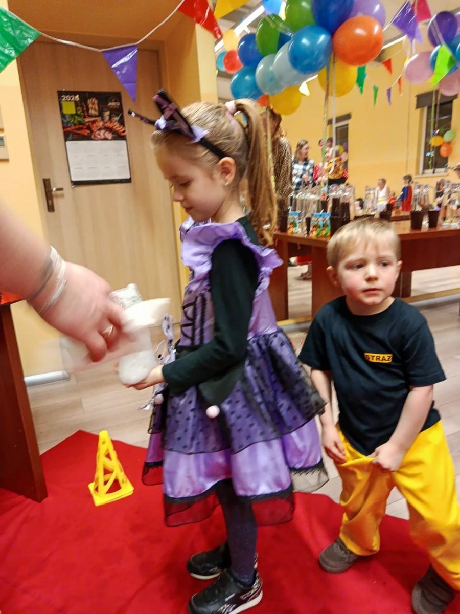 Zdjęcie w galerii na portalu naszraciborz.pl: Bajkowy bal karnawałowy w Pietrowicach Wielkich przyciągnął tłumy najmłodszych wiadomości z regionu