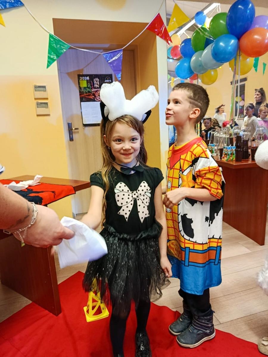 Zdjęcie w galerii na portalu naszraciborz.pl: Bajkowy bal karnawałowy w Pietrowicach Wielkich przyciągnął tłumy najmłodszych wiadomości z regionu