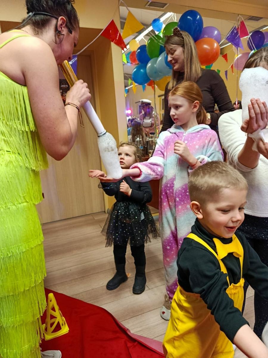 Zdjęcie w galerii na portalu naszraciborz.pl: Bajkowy bal karnawałowy w Pietrowicach Wielkich przyciągnął tłumy najmłodszych wiadomości z regionu