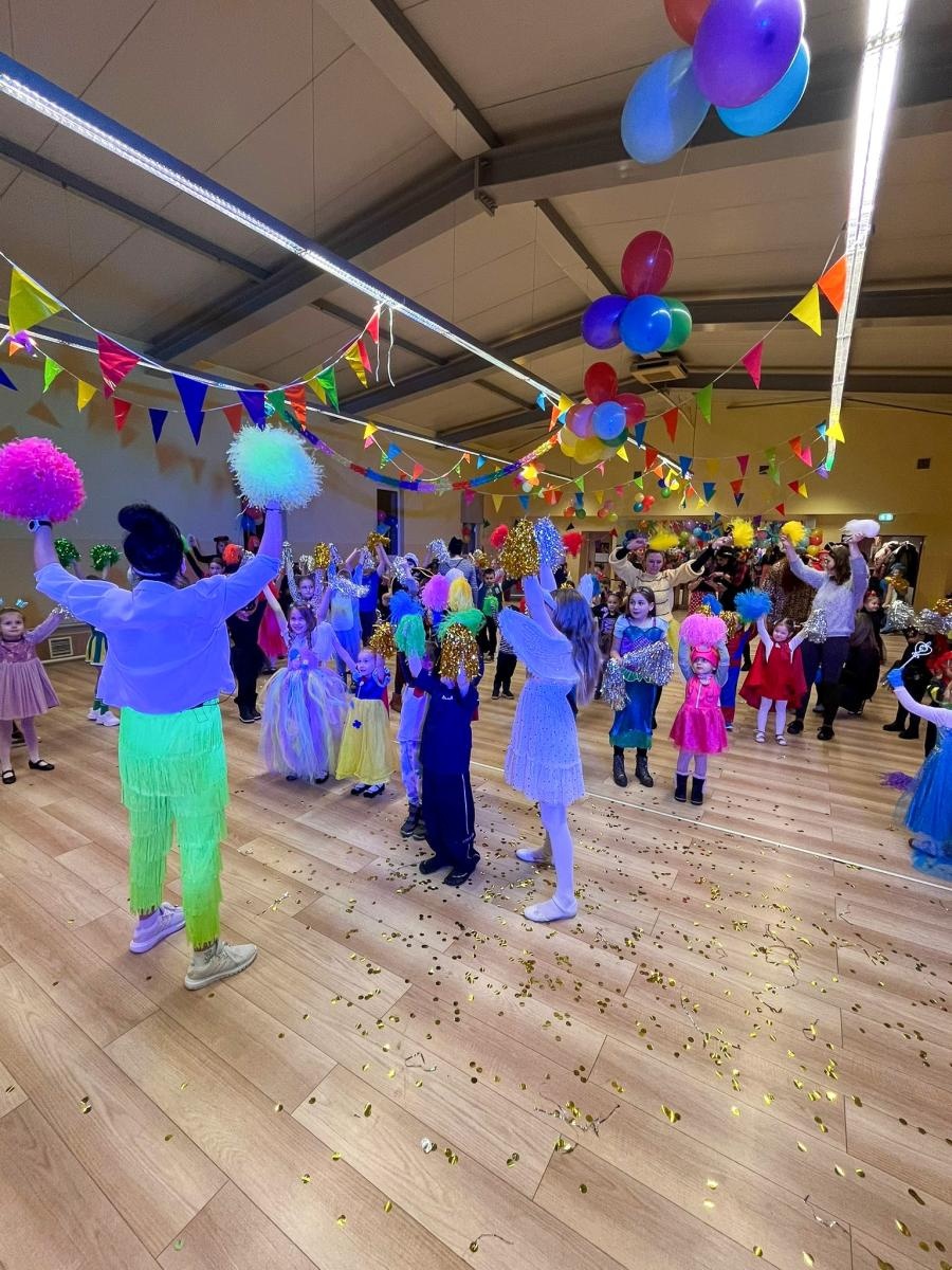 Zdjęcie w galerii na portalu naszraciborz.pl: Bajkowy bal karnawałowy w Pietrowicach Wielkich przyciągnął tłumy najmłodszych wiadomości z regionu