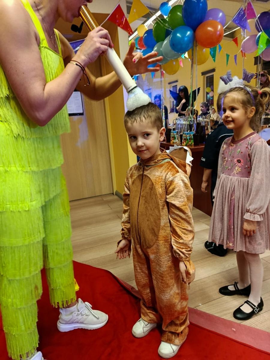 Zdjęcie w galerii na portalu naszraciborz.pl: Bajkowy bal karnawałowy w Pietrowicach Wielkich przyciągnął tłumy najmłodszych wiadomości z regionu