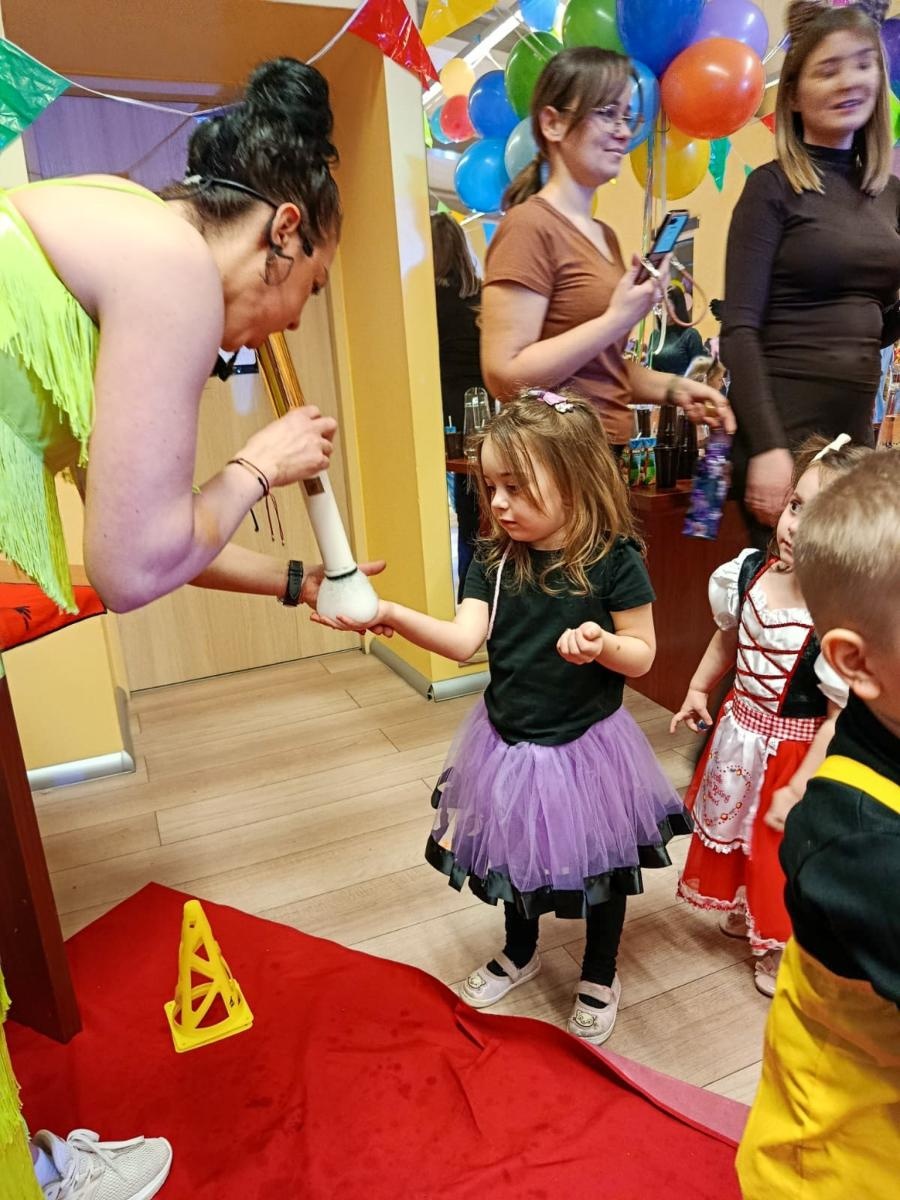 Zdjęcie w galerii na portalu naszraciborz.pl: Bajkowy bal karnawałowy w Pietrowicach Wielkich przyciągnął tłumy najmłodszych wiadomości z regionu