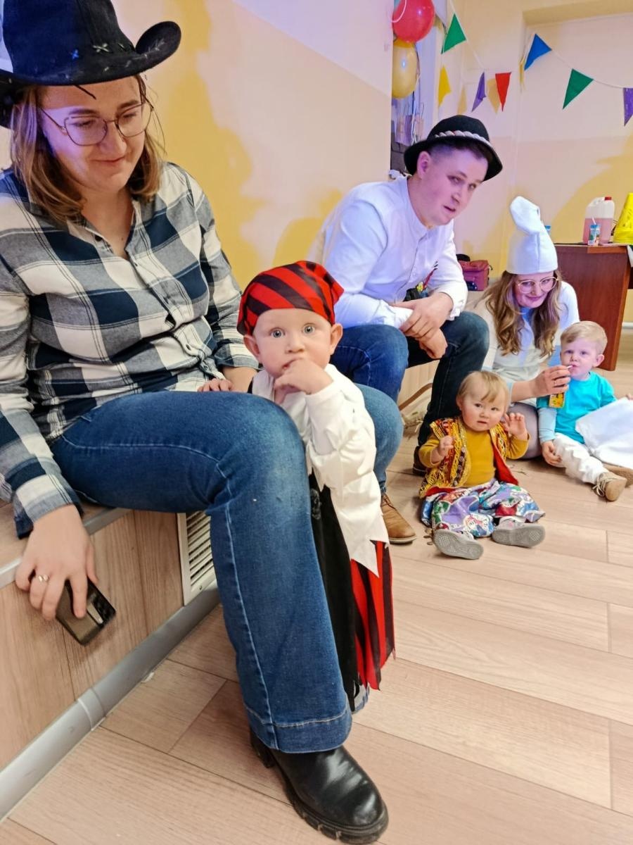 Zdjęcie w galerii na portalu naszraciborz.pl: Bajkowy bal karnawałowy w Pietrowicach Wielkich przyciągnął tłumy najmłodszych wiadomości z regionu