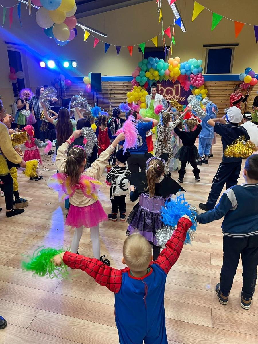 Zdjęcie w galerii na portalu naszraciborz.pl: Bajkowy bal karnawałowy w Pietrowicach Wielkich przyciągnął tłumy najmłodszych wiadomości z regionu