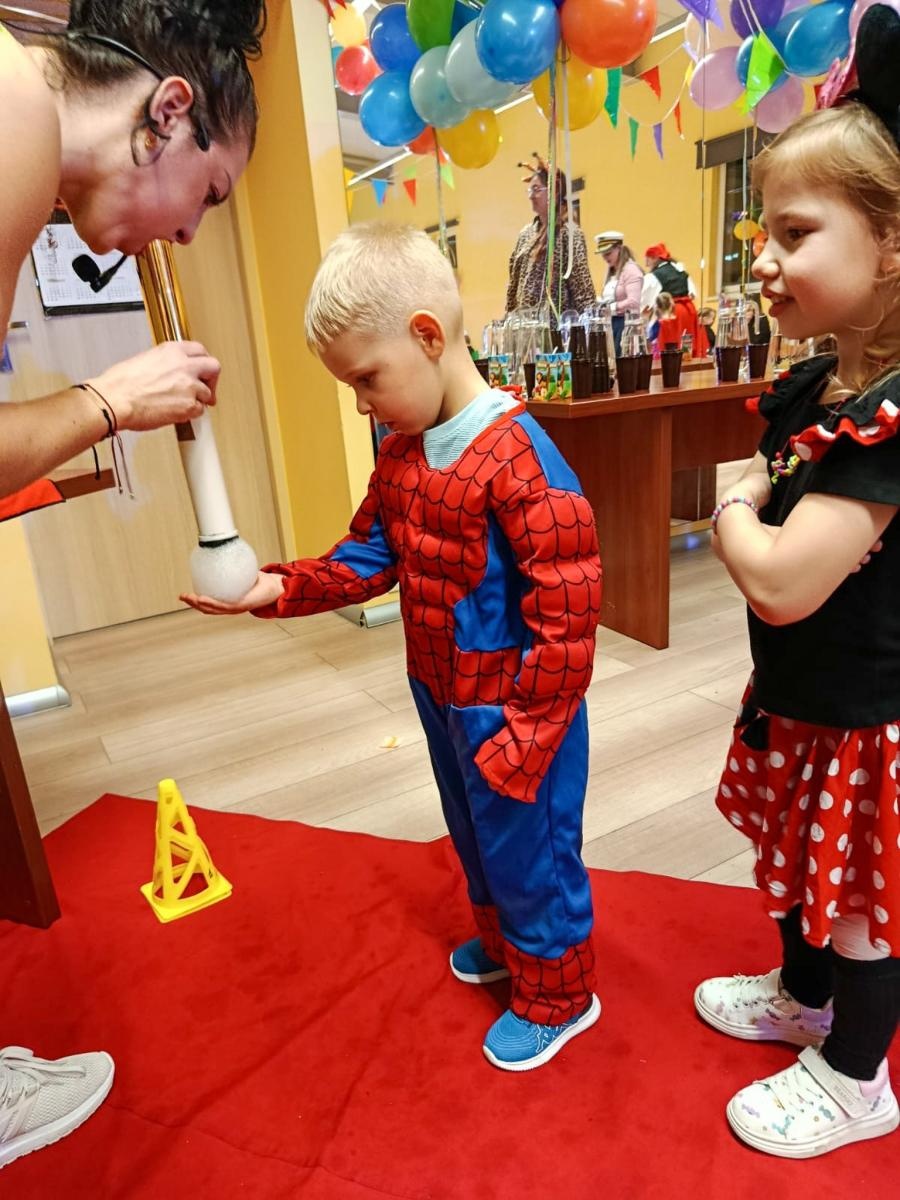 Zdjęcie w galerii na portalu naszraciborz.pl: Bajkowy bal karnawałowy w Pietrowicach Wielkich przyciągnął tłumy najmłodszych wiadomości z regionu