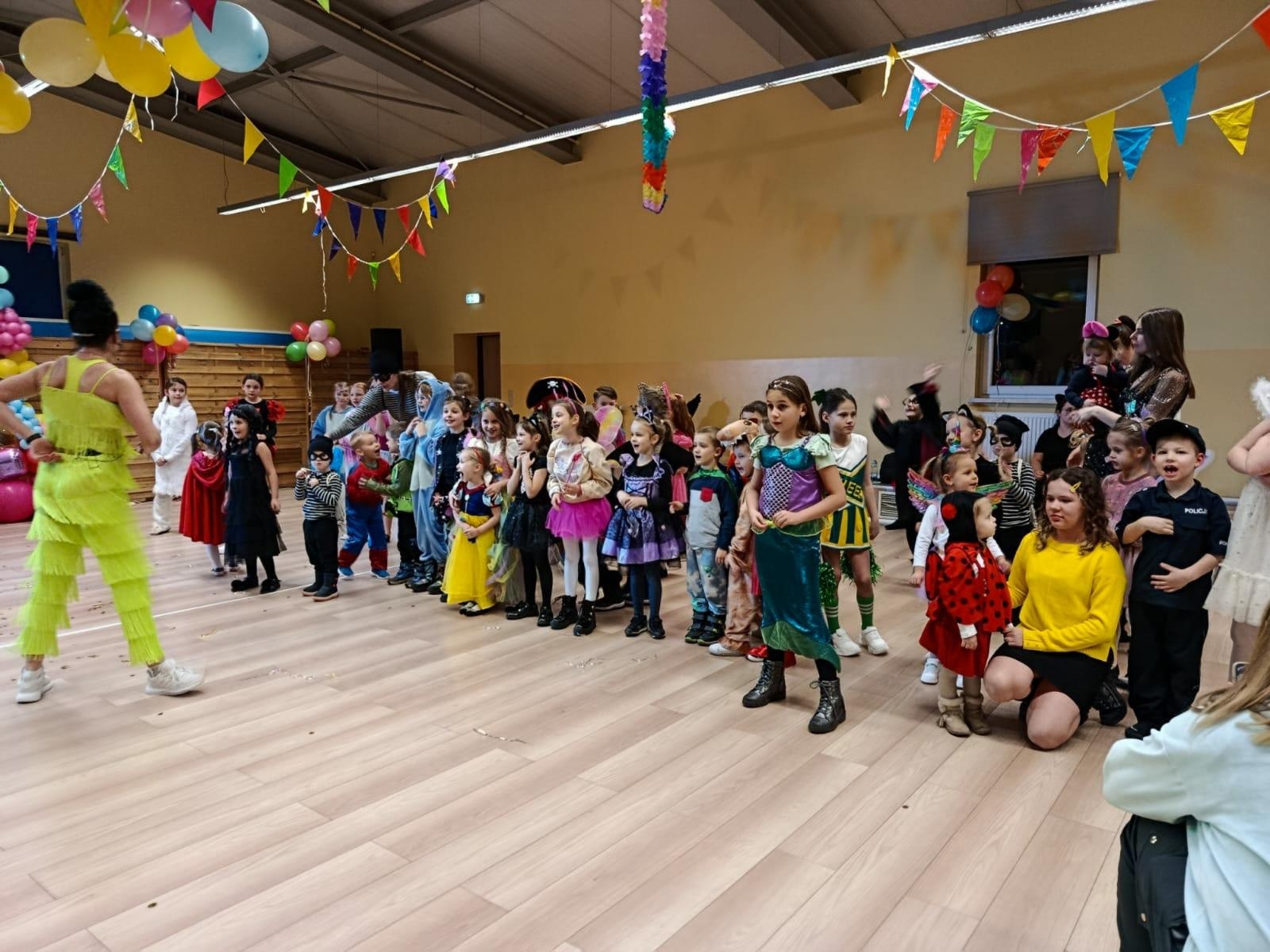 Zdjęcie w galerii na portalu naszraciborz.pl: Bajkowy bal karnawałowy w Pietrowicach Wielkich przyciągnął tłumy najmłodszych wiadomości z regionu