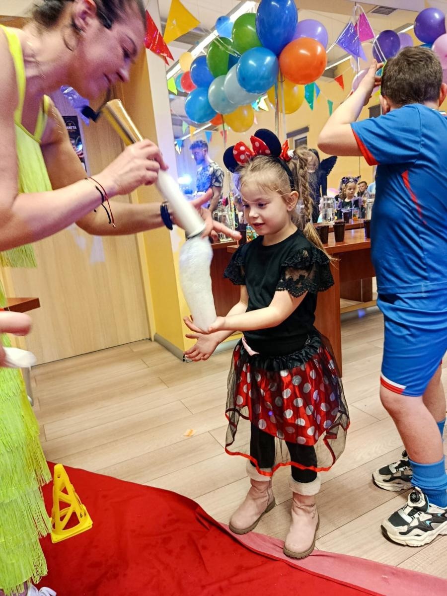 Zdjęcie w galerii na portalu naszraciborz.pl: Bajkowy bal karnawałowy w Pietrowicach Wielkich przyciągnął tłumy najmłodszych wiadomości z regionu