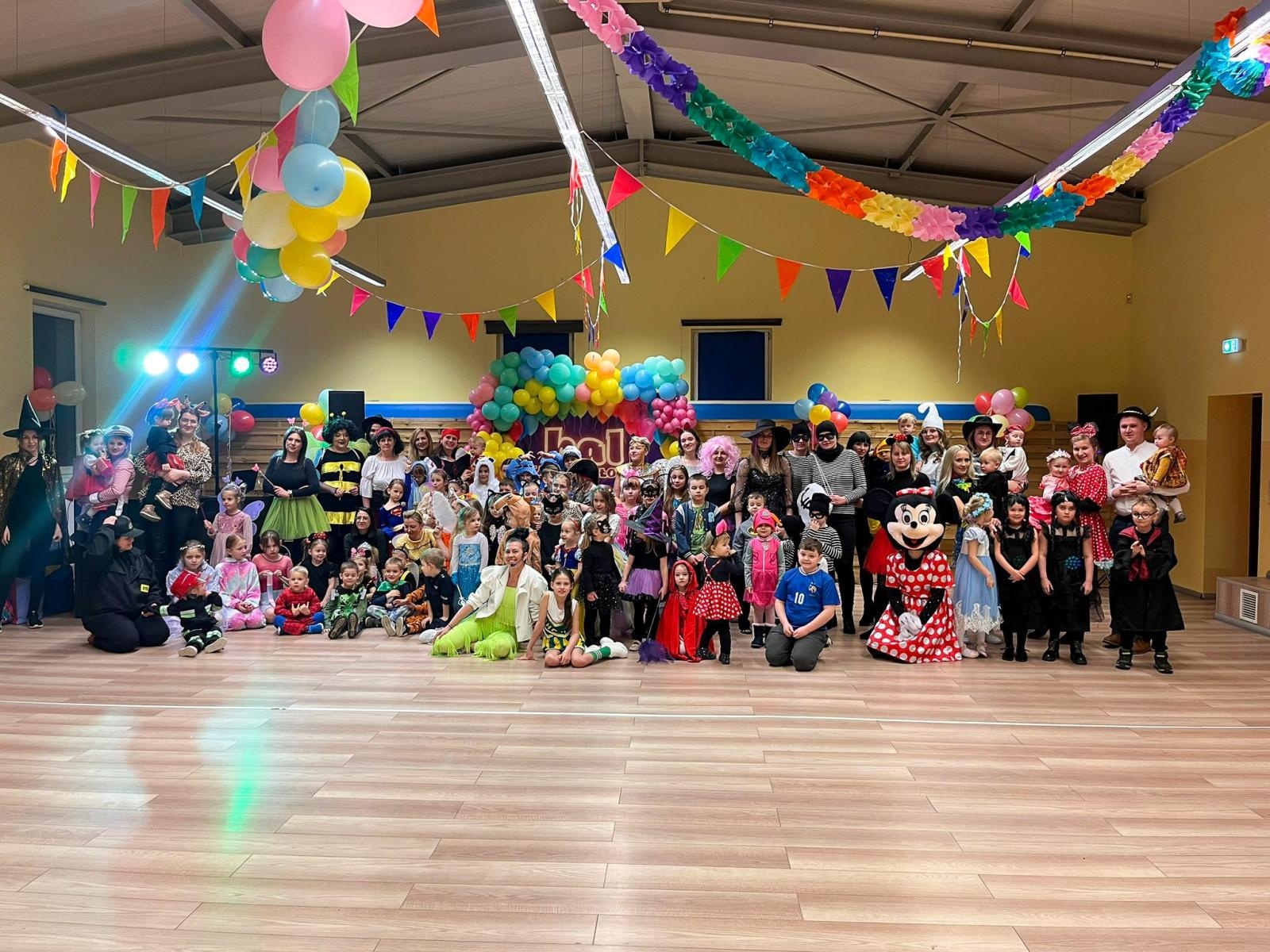 Zdjęcie w galerii na portalu naszraciborz.pl: Bajkowy bal karnawałowy w Pietrowicach Wielkich przyciągnął tłumy najmłodszych wiadomości z regionu