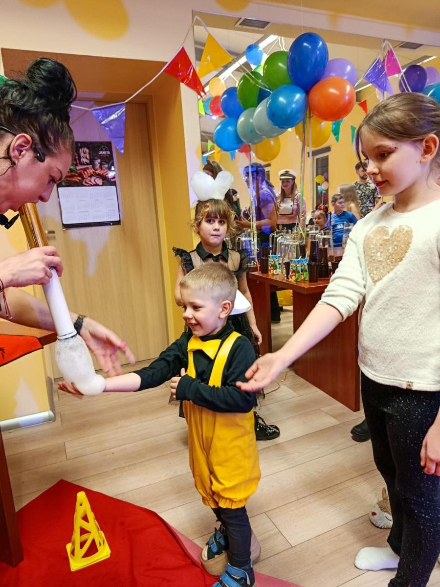 Zdjęcie w galerii na portalu naszraciborz.pl: Bajkowy bal karnawałowy w Pietrowicach Wielkich przyciągnął tłumy najmłodszych wiadomości z regionu