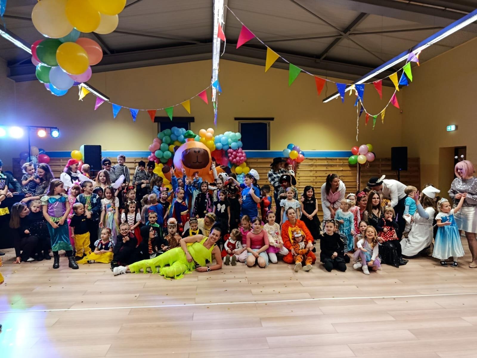 Zdjęcie w galerii na portalu naszraciborz.pl: Bajkowy bal karnawałowy w Pietrowicach Wielkich przyciągnął tłumy najmłodszych wiadomości z regionu