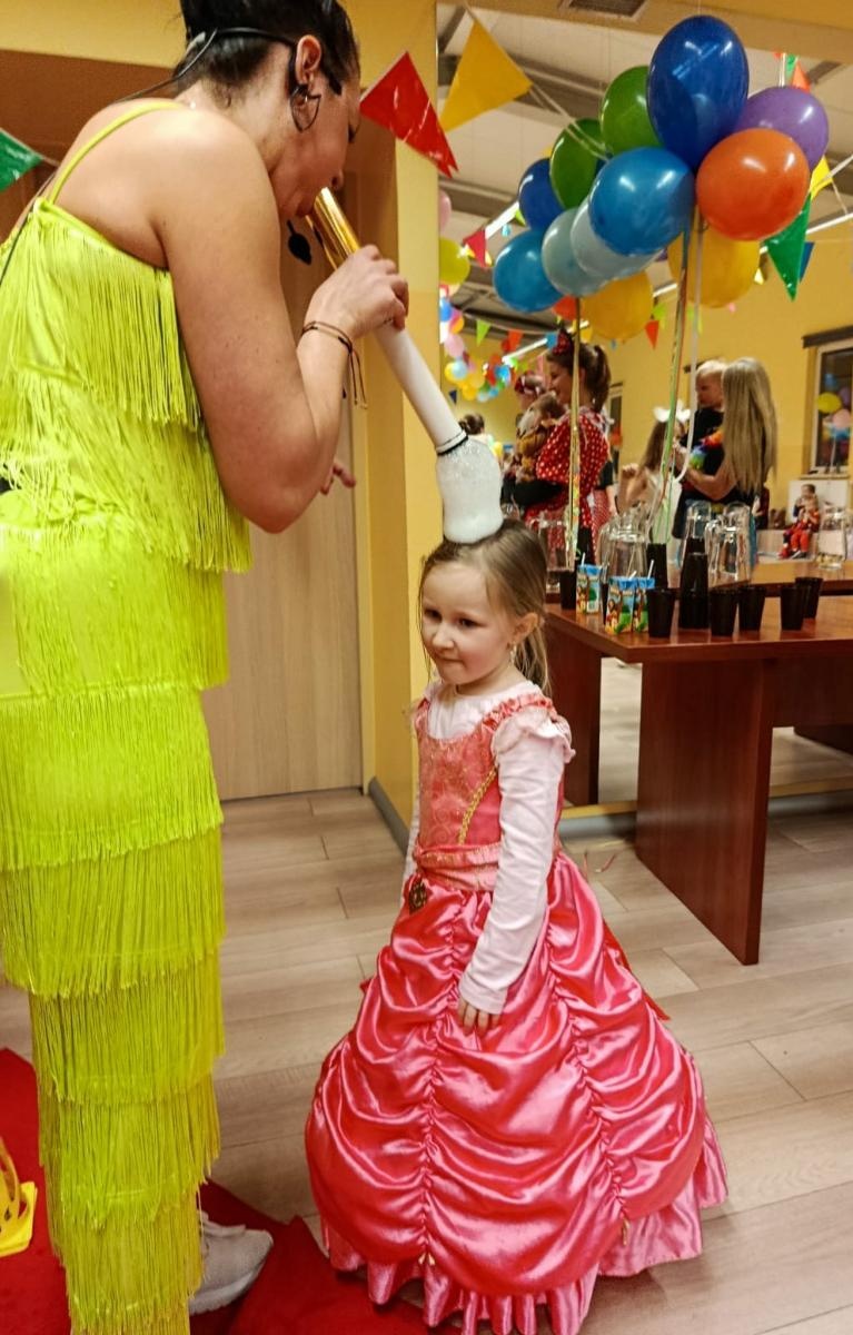 Zdjęcie w galerii na portalu naszraciborz.pl: Bajkowy bal karnawałowy w Pietrowicach Wielkich przyciągnął tłumy najmłodszych wiadomości z regionu