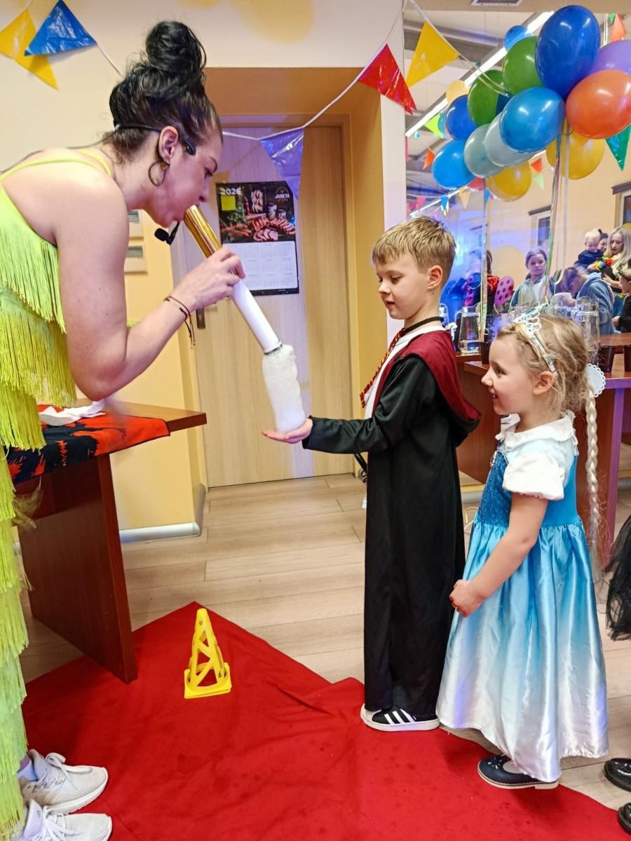 Zdjęcie w galerii na portalu naszraciborz.pl: Bajkowy bal karnawałowy w Pietrowicach Wielkich przyciągnął tłumy najmłodszych wiadomości z regionu