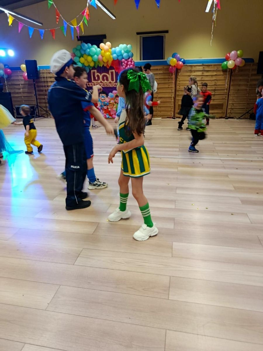 Zdjęcie w galerii na portalu naszraciborz.pl: Bajkowy bal karnawałowy w Pietrowicach Wielkich przyciągnął tłumy najmłodszych wiadomości z regionu