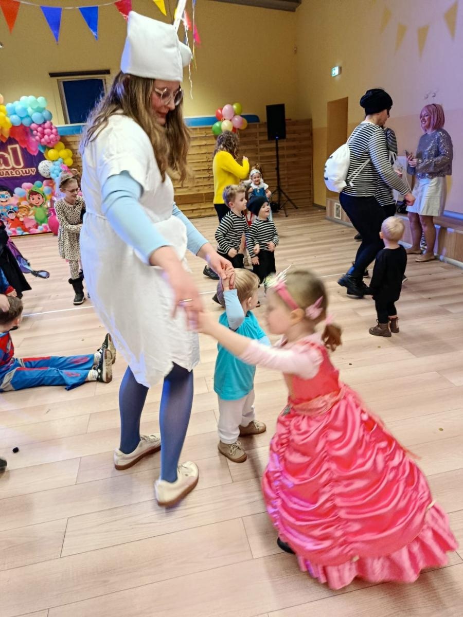Zdjęcie w galerii na portalu naszraciborz.pl: Bajkowy bal karnawałowy w Pietrowicach Wielkich przyciągnął tłumy najmłodszych wiadomości z regionu