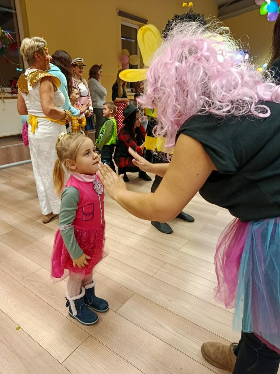 Zdjęcie w galerii na portalu naszraciborz.pl: Bajkowy bal karnawałowy w Pietrowicach Wielkich przyciągnął tłumy najmłodszych wiadomości z regionu