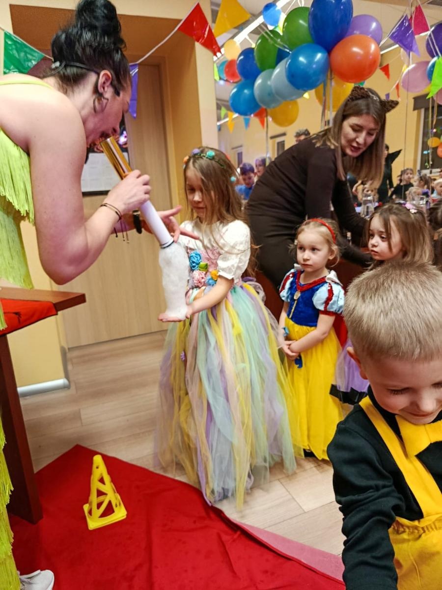 Zdjęcie w galerii na portalu naszraciborz.pl: Bajkowy bal karnawałowy w Pietrowicach Wielkich przyciągnął tłumy najmłodszych wiadomości z regionu