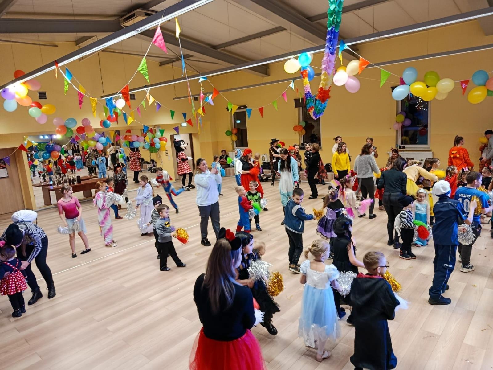 Zdjęcie w galerii na portalu naszraciborz.pl: Bajkowy bal karnawałowy w Pietrowicach Wielkich przyciągnął tłumy najmłodszych wiadomości z regionu