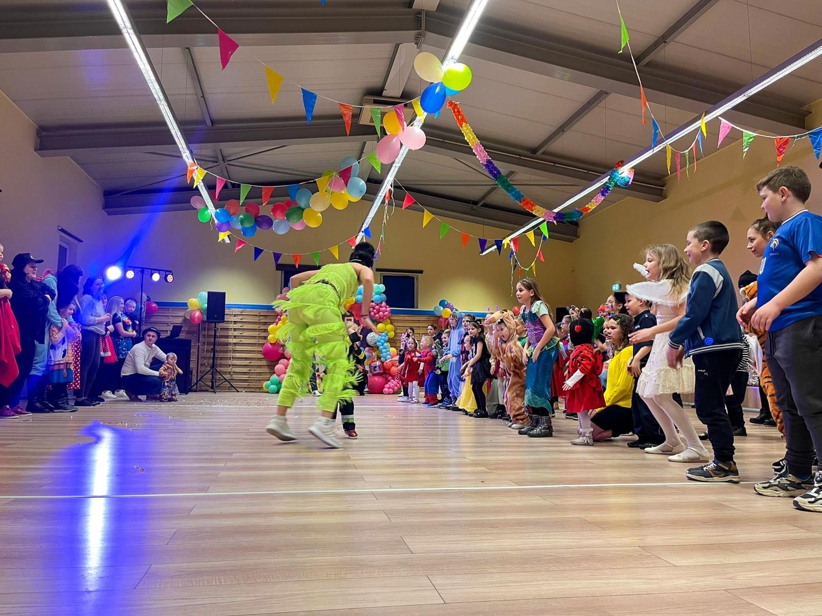 Zdjęcie w galerii na portalu naszraciborz.pl: Bajkowy bal karnawałowy w Pietrowicach Wielkich przyciągnął tłumy najmłodszych wiadomości z regionu