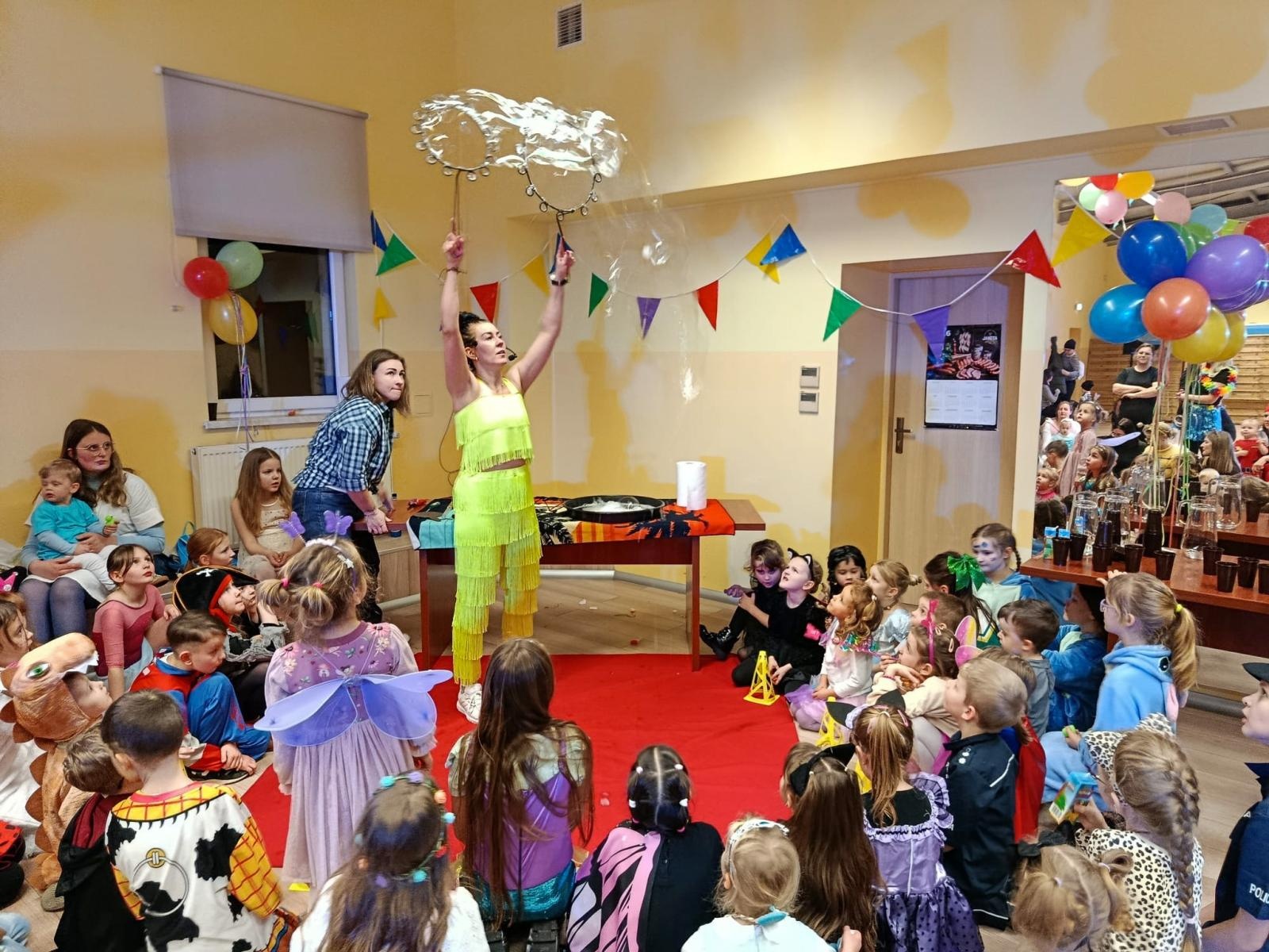 Zdjęcie w galerii na portalu naszraciborz.pl: Bajkowy bal karnawałowy w Pietrowicach Wielkich przyciągnął tłumy najmłodszych wiadomości z regionu