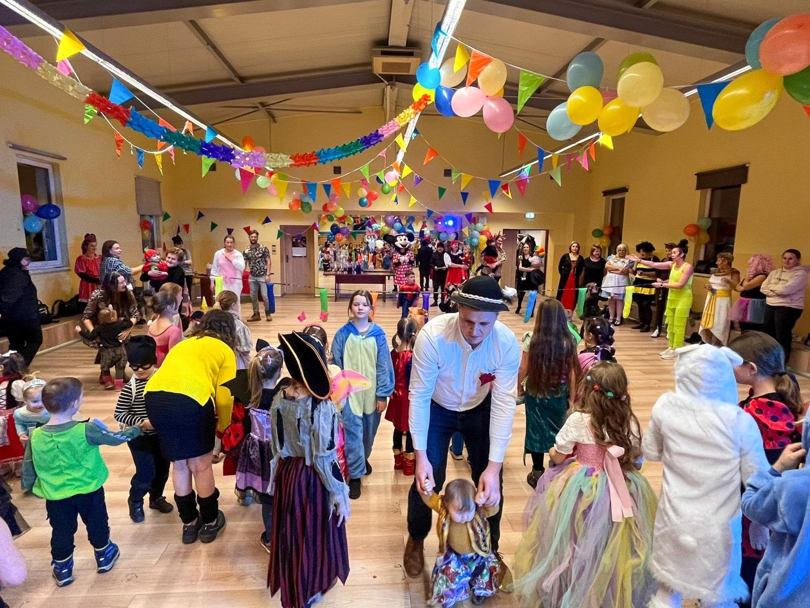 Zdjęcie w galerii na portalu naszraciborz.pl: Bajkowy bal karnawałowy w Pietrowicach Wielkich przyciągnął tłumy najmłodszych wiadomości z regionu