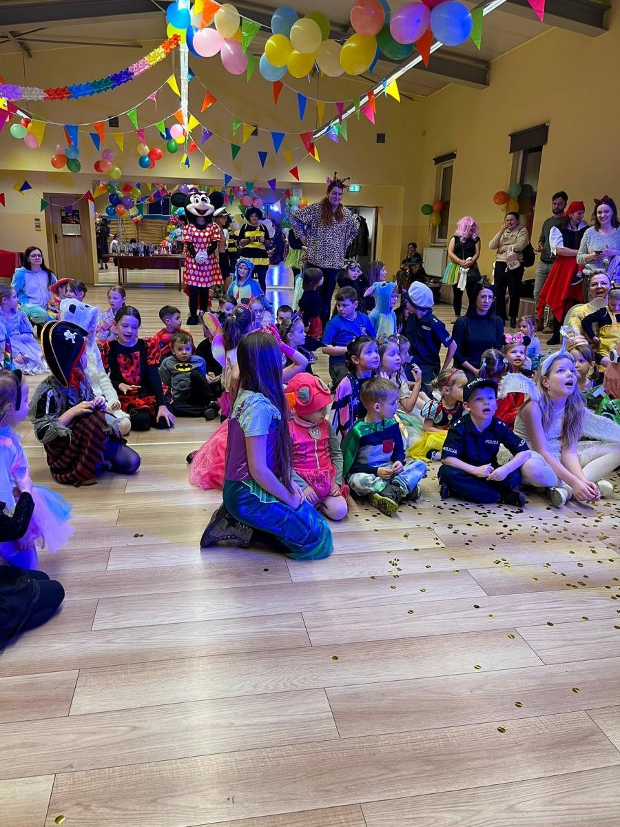 Zdjęcie w galerii na portalu naszraciborz.pl: Bajkowy bal karnawałowy w Pietrowicach Wielkich przyciągnął tłumy najmłodszych wiadomości z regionu