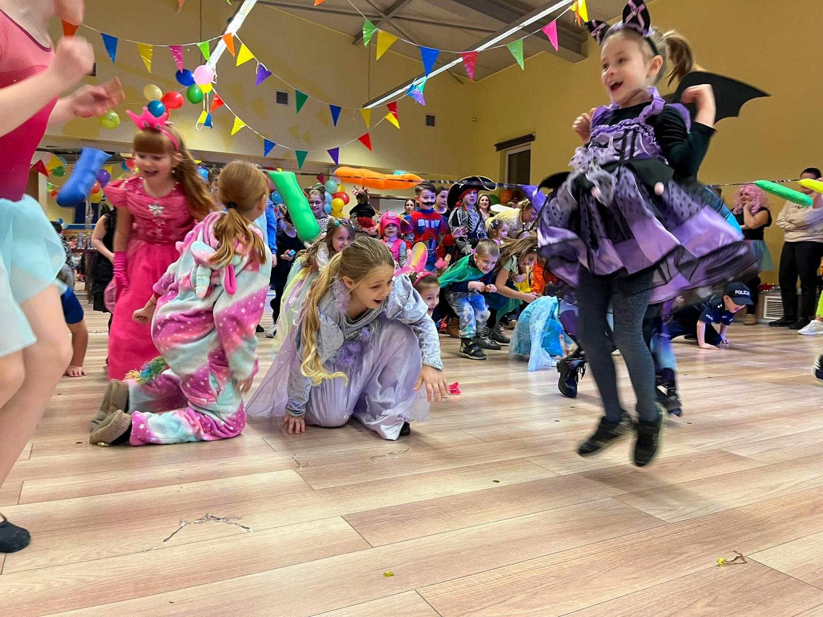 Zdjęcie w galerii na portalu naszraciborz.pl: Bajkowy bal karnawałowy w Pietrowicach Wielkich przyciągnął tłumy najmłodszych wiadomości z regionu