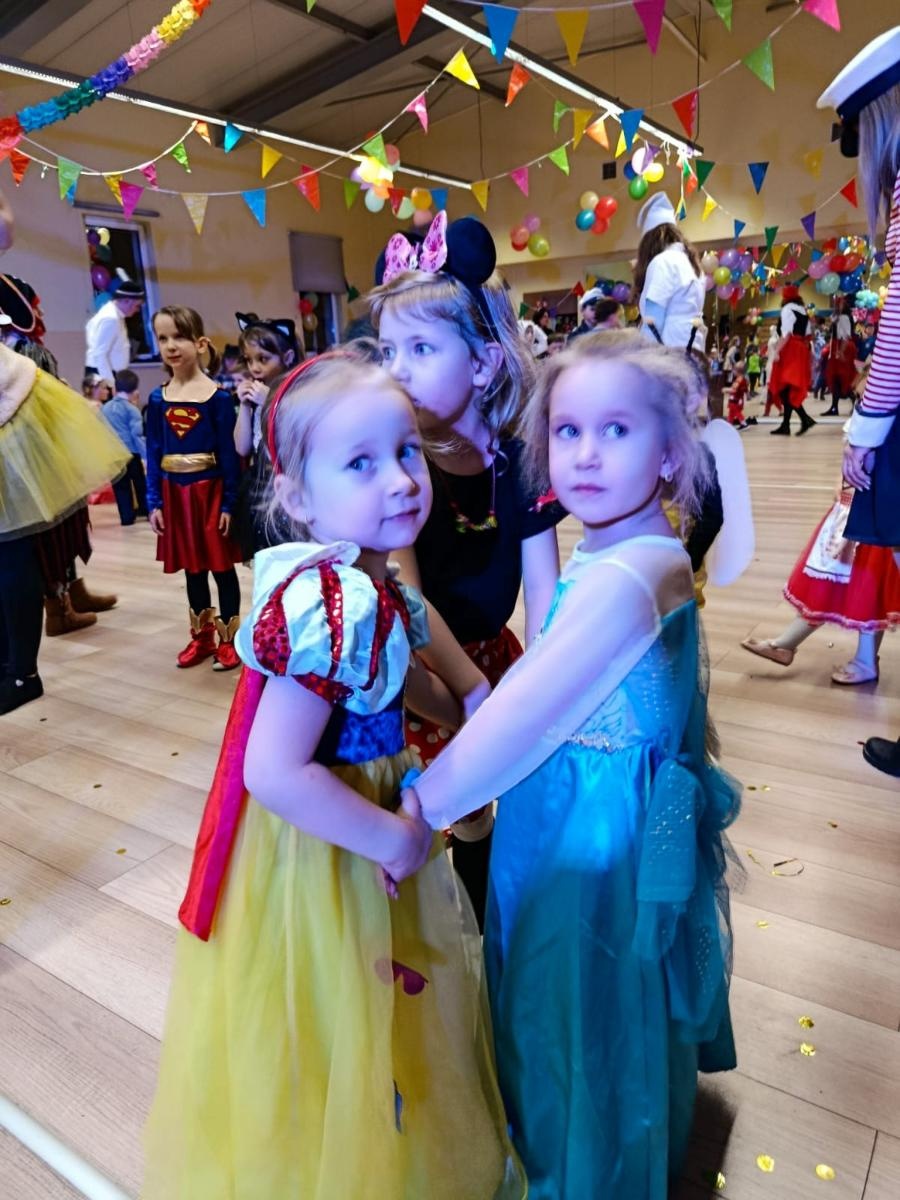 Zdjęcie w galerii na portalu naszraciborz.pl: Bajkowy bal karnawałowy w Pietrowicach Wielkich przyciągnął tłumy najmłodszych wiadomości z regionu