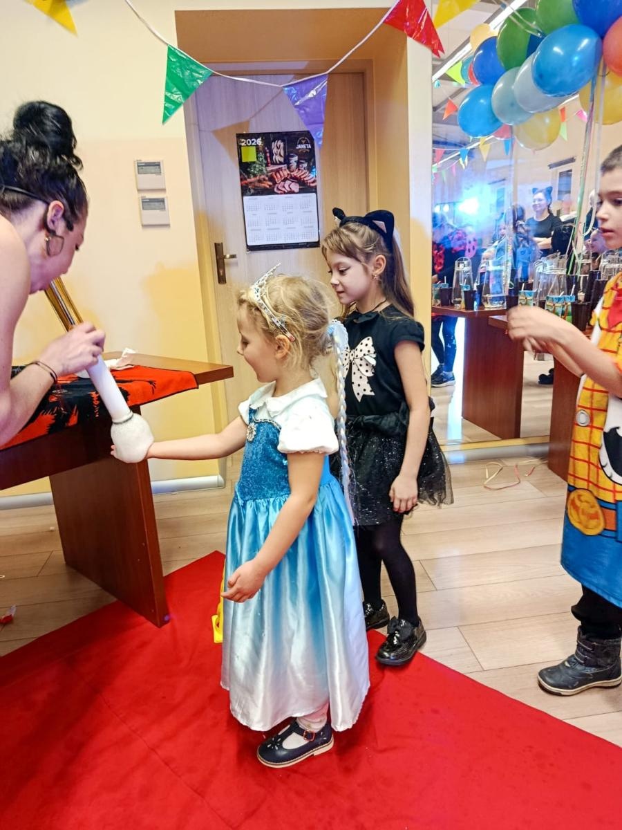 Zdjęcie w galerii na portalu naszraciborz.pl: Bajkowy bal karnawałowy w Pietrowicach Wielkich przyciągnął tłumy najmłodszych wiadomości z regionu