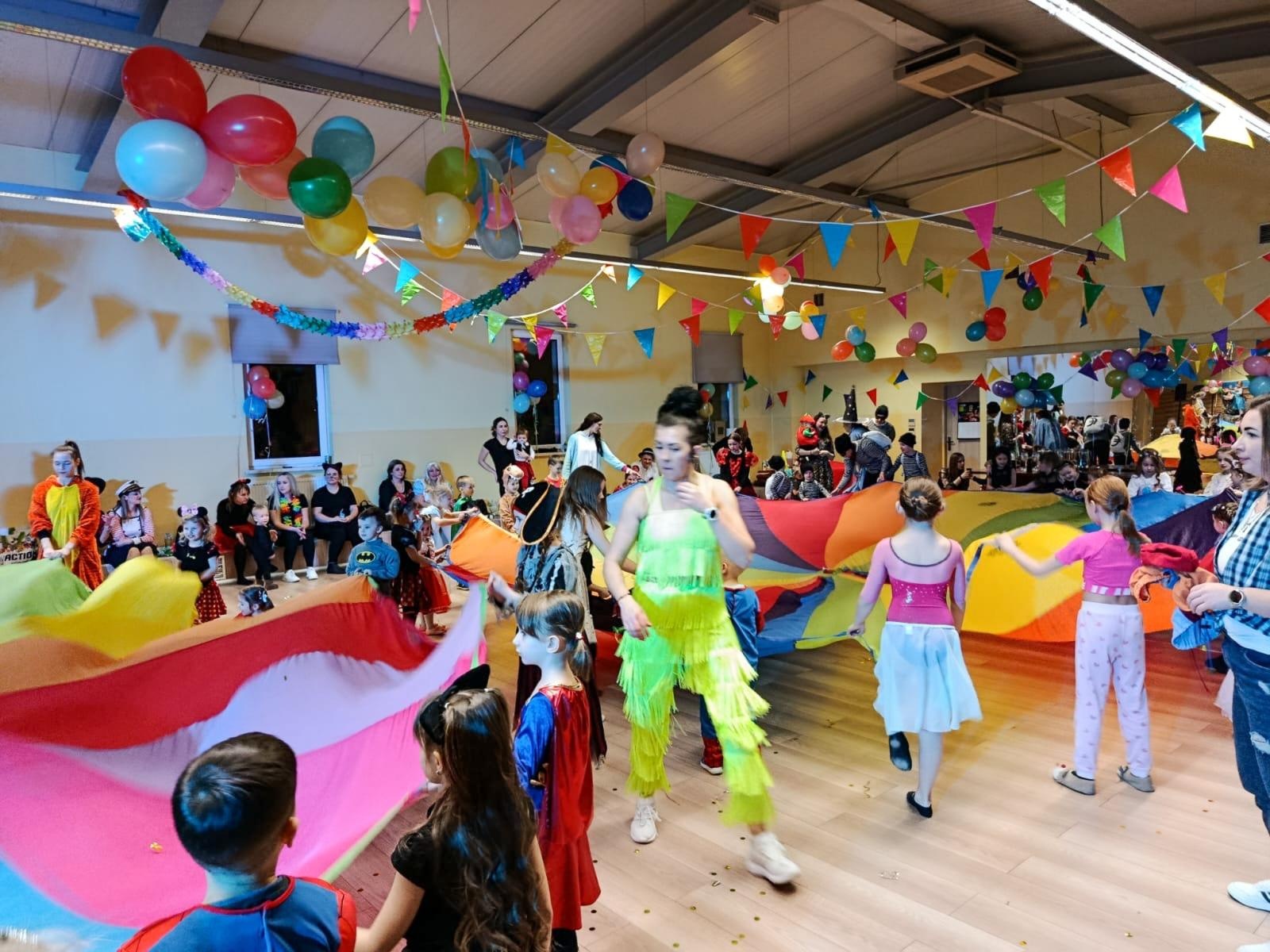 Zdjęcie w galerii na portalu naszraciborz.pl: Bajkowy bal karnawałowy w Pietrowicach Wielkich przyciągnął tłumy najmłodszych wiadomości z regionu