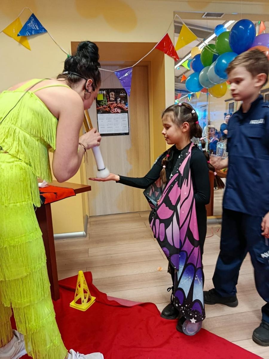 Zdjęcie w galerii na portalu naszraciborz.pl: Bajkowy bal karnawałowy w Pietrowicach Wielkich przyciągnął tłumy najmłodszych wiadomości z regionu